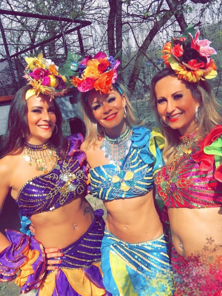 Danseurses Tour du monde - Sur Mesure Spectacles