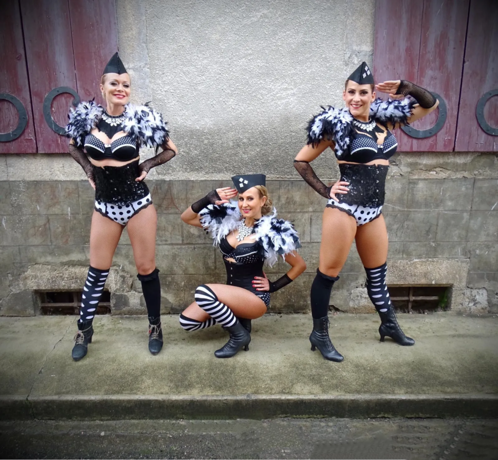 Danseurses Tour du monde - Sur Mesure Spectacles