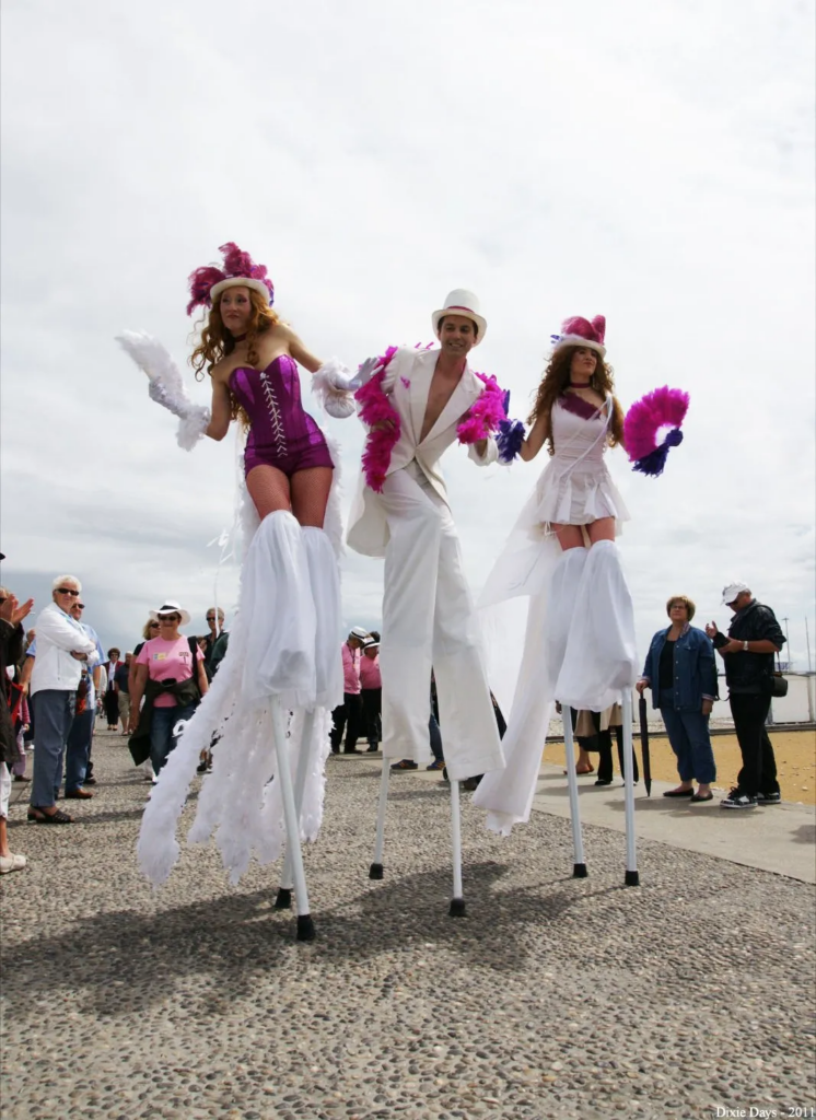 Cabaret - Echassiers en déambulation - Théâtre de rue - Sur Mesure Spectacles
