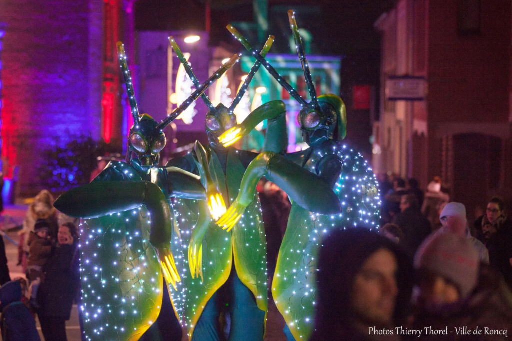 Les lucioles - Echassiers en déambulation - Théâtre de rue - Sur Mesure Spectacles
