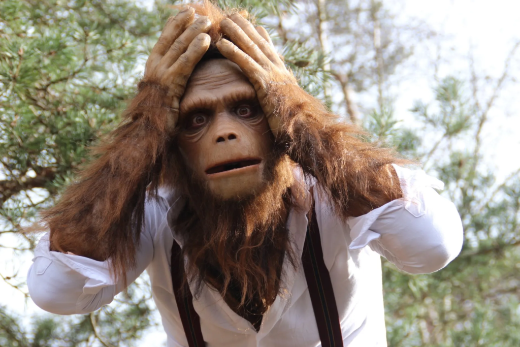 Les singes - Echassiers en déambulation - Théâtre de rue - Sur Mesure Spectacles