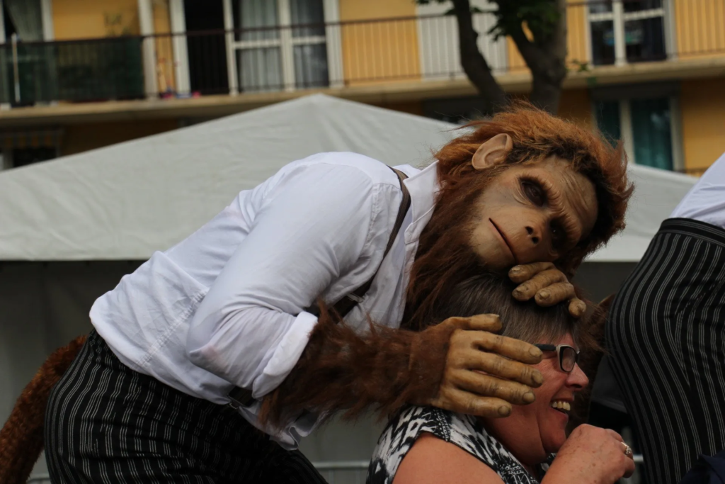 Les singes - Echassiers en déambulation - Théâtre de rue - Sur Mesure Spectacles