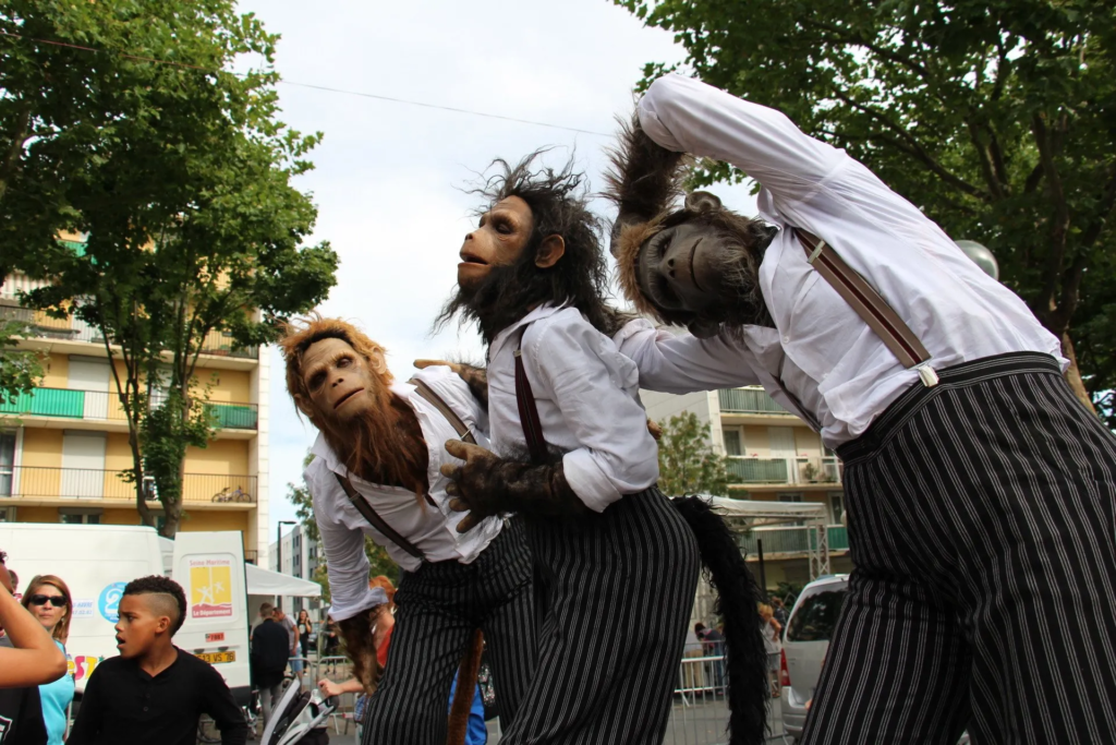 Les singes - Echassiers en déambulation - Théâtre de rue - Sur Mesure Spectacles
