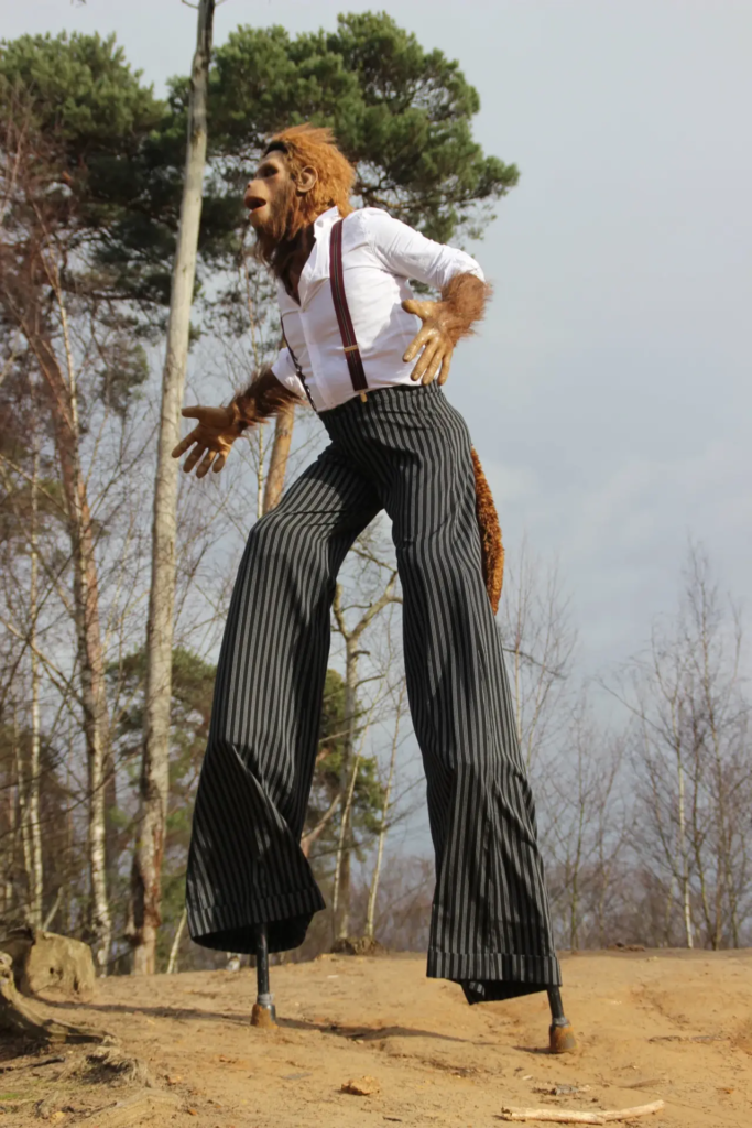 Les singes - Echassiers en déambulation - Théâtre de rue - Sur Mesure Spectacles