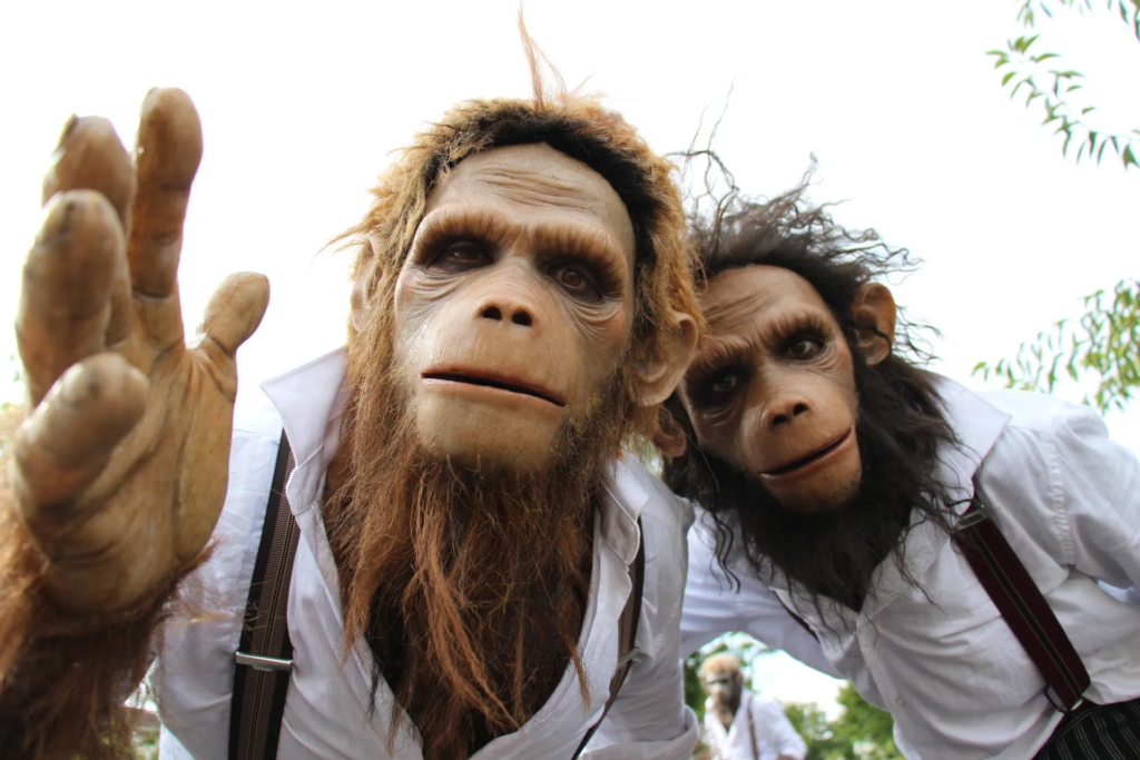 Les singes - Echassiers en déambulation - Théâtre de rue - Sur Mesure Spectacles