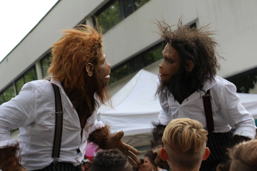 Les singes - Echassiers en déambulation - Théâtre de rue - Sur Mesure Spectacles