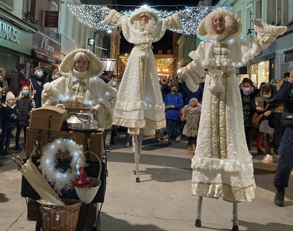 Les Fées Glacées - Echassiers en déambulation - Théâtre de rue - Sur Mesure Spectacles