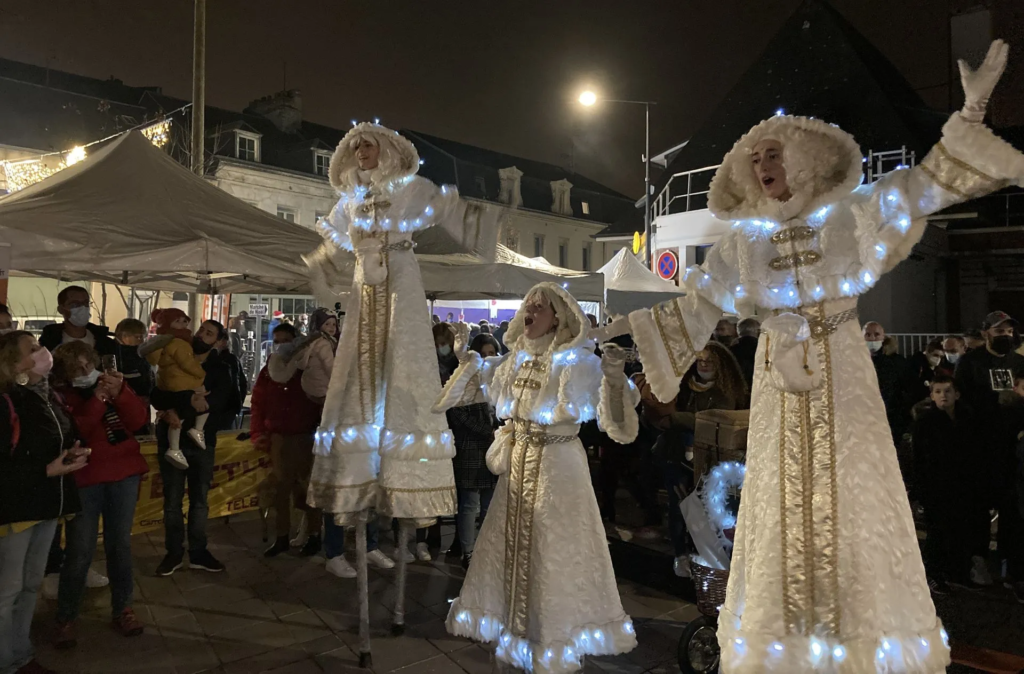 Les Fées Glacées - Echassiers en déambulation - Théâtre de rue - Sur Mesure Spectacles