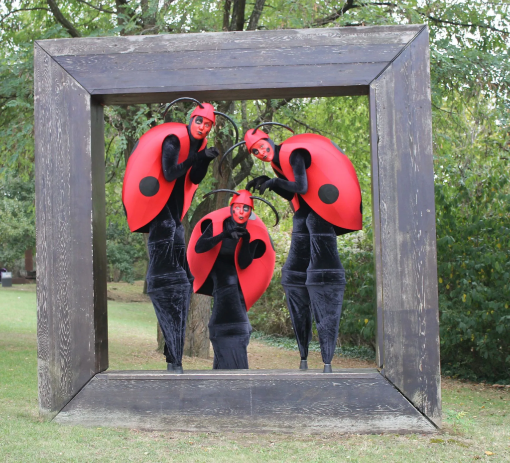 Les coccinelles - Echassiers en déambulation - Théâtre de rue - Sur Mesure Spectacles
