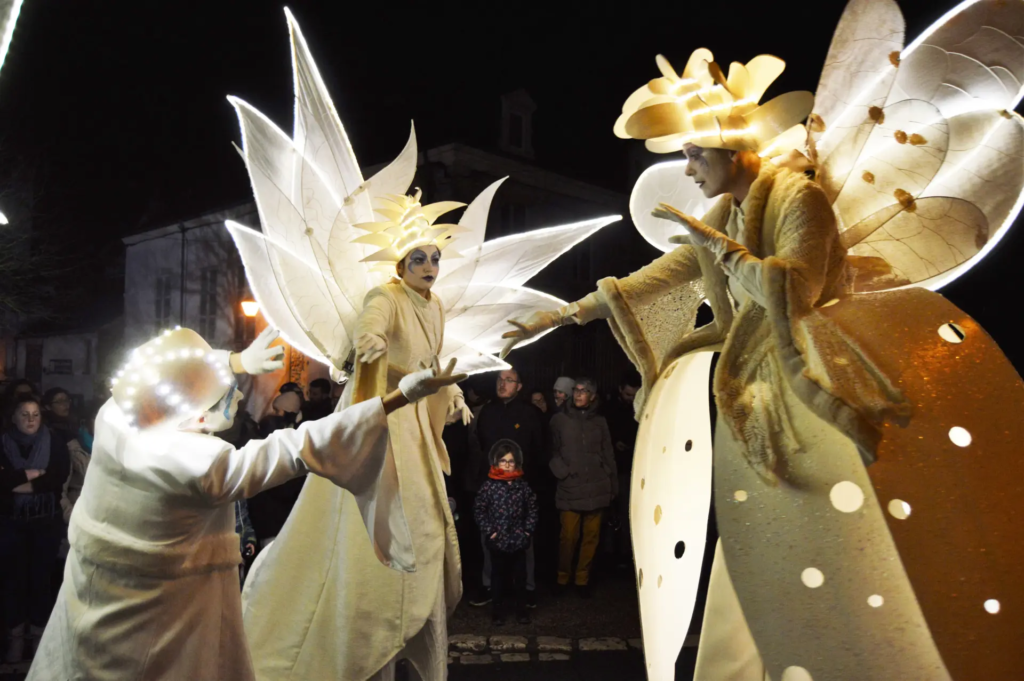 - Echassiers en déambulation - Théâtre de rue - Sur Mesure Spectacles