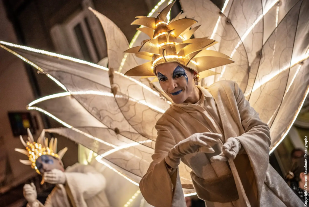 Les Elfes des Pôles - Echassiers en déambulation - Théâtre de rue - Sur Mesure Spectacles