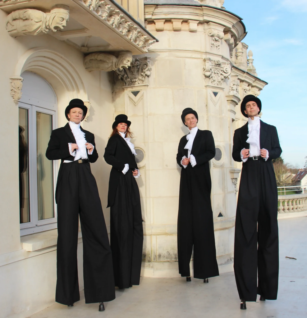 French touch- Echassiers en déambulation - Théâtre de rue - Sur Mesure Spectacles