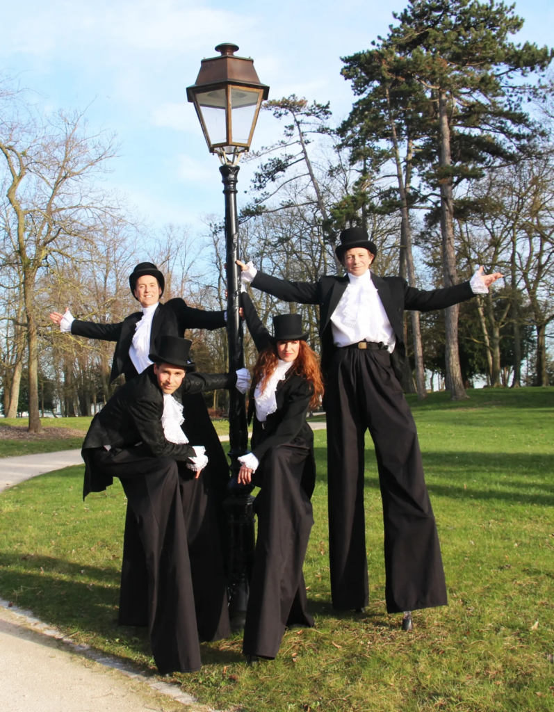 French touch - Echassiers en déambulation - Théâtre de rue - Sur Mesure Spectacles