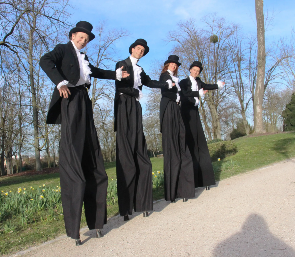 French touch - Echassiers en déambulation - Théâtre de rue - Sur Mesure Spectacles