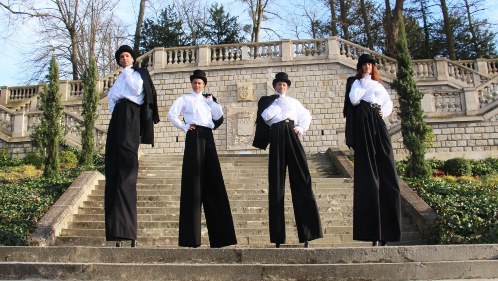 French touch - Echassiers en déambulation - Théâtre de rue - Sur Mesure Spectacles