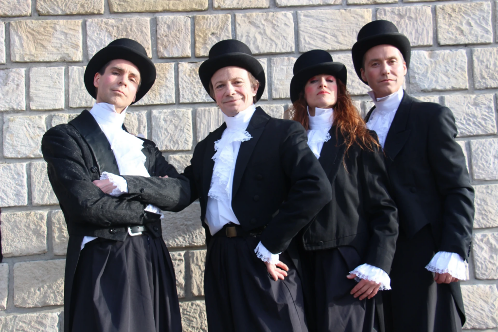 French touch - Echassiers en déambulation - Théâtre de rue - Sur Mesure Spectacles