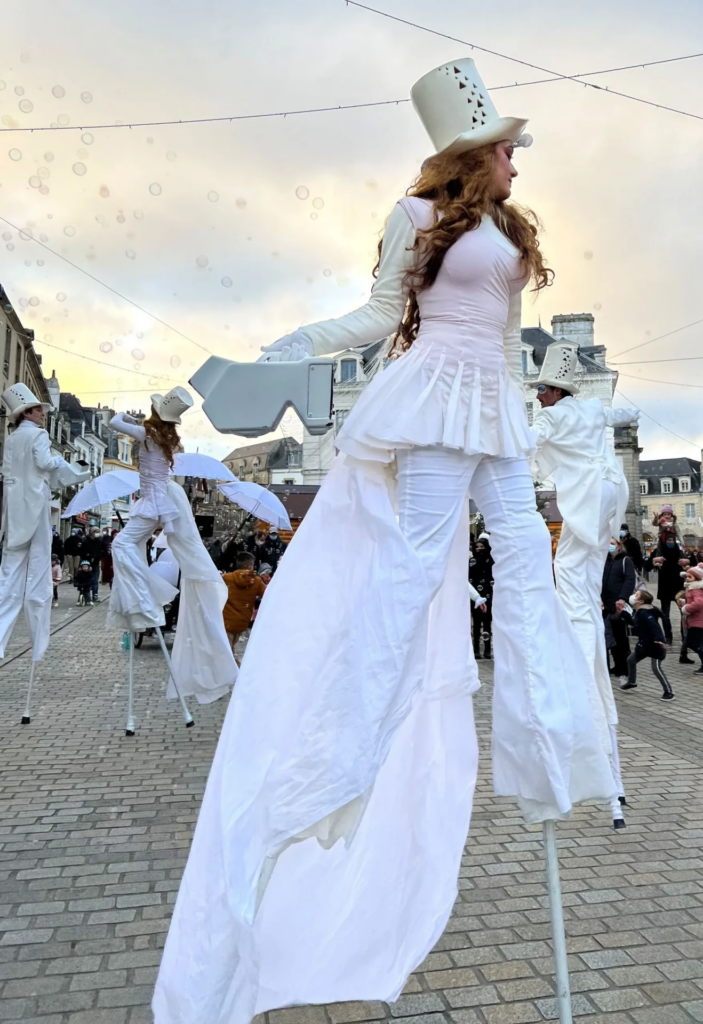 Le bal de la vie- Echassiers en déambulation - Théâtre de rue - Sur Mesure Spectacles