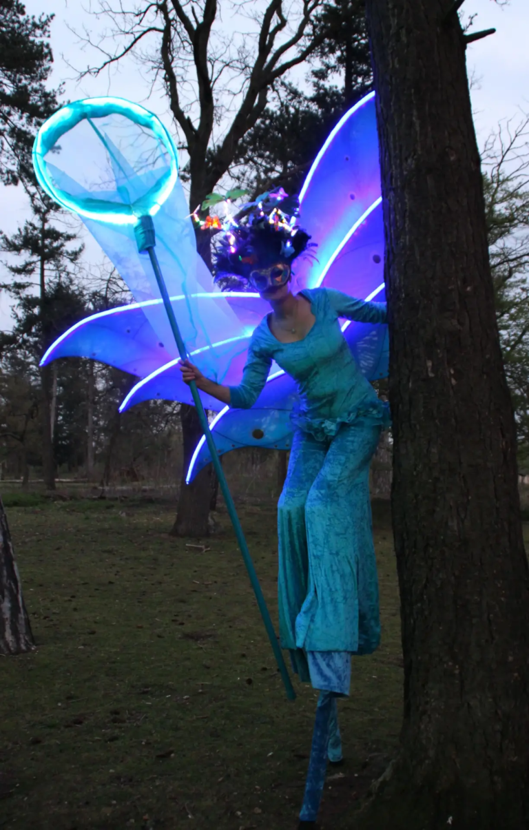 Elfes Papillons des Tropiques - Echassiers en déambulation - Théâtre de rue - Sur Mesure Spectacles