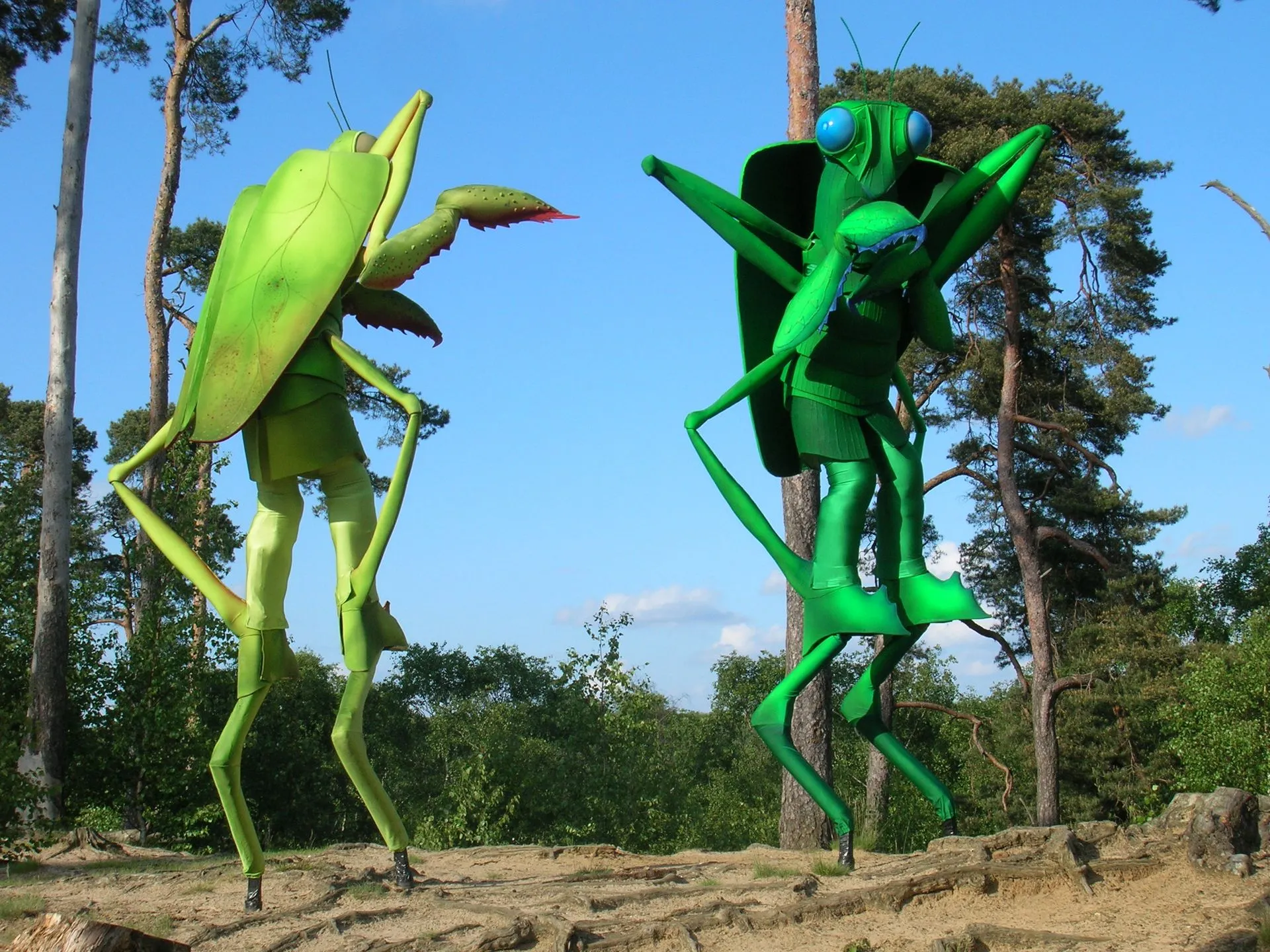 Les Mantes Religieuses - Echassiers en déambulation - Théâtre de rue - Sur Mesure Spectacles