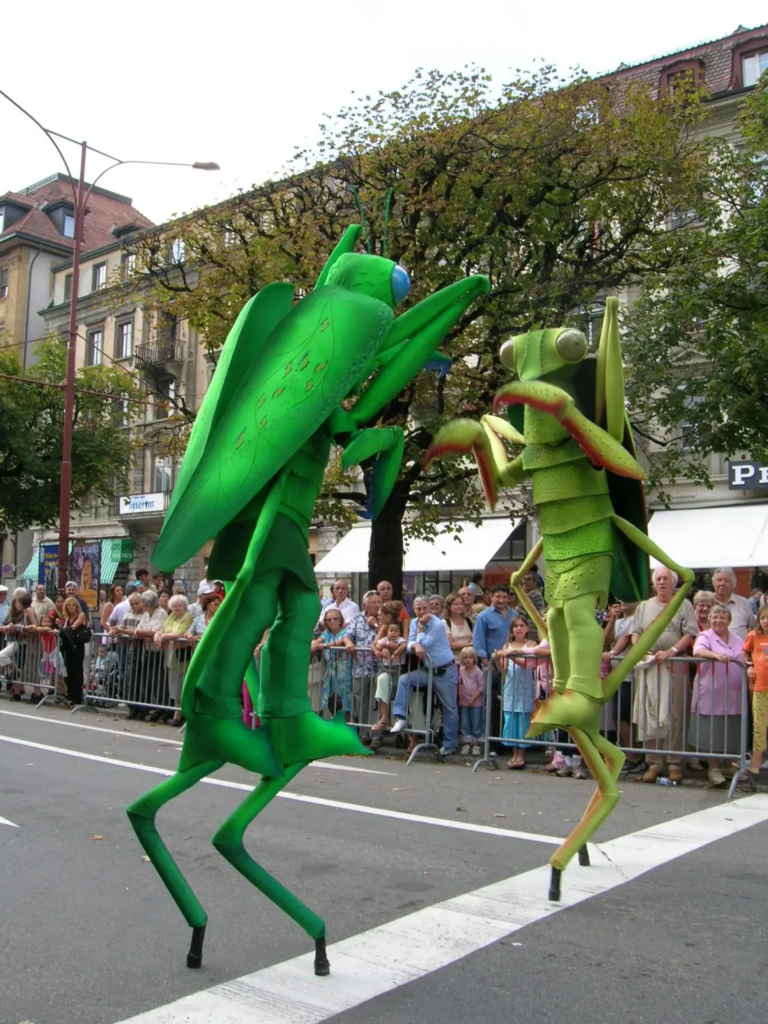 Les Mantes Religieuses - Echassiers en déambulation - Théâtre de rue - Sur Mesure Spectacles