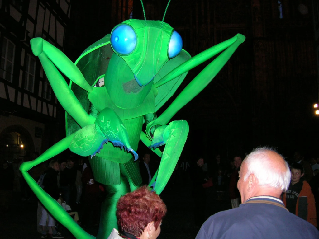 Les Mantes Religieuses - Echassiers en déambulation - Théâtre de rue - Sur Mesure Spectacles