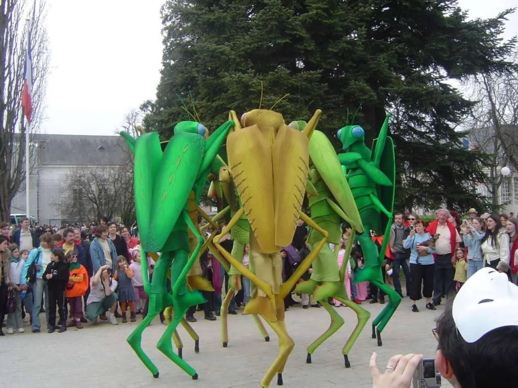 Les Mantes Religieuses - Echassiers en déambulation - Théâtre de rue - Sur Mesure Spectacles