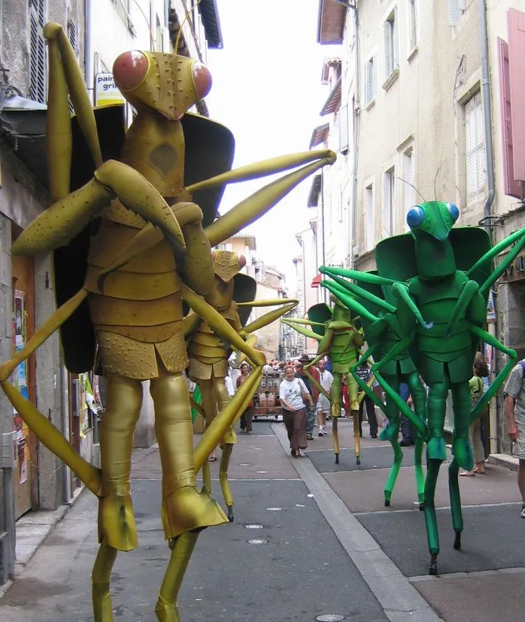 Les Mantes Religieuses - Echassiers en déambulation - Théâtre de rue - Sur Mesure Spectacles