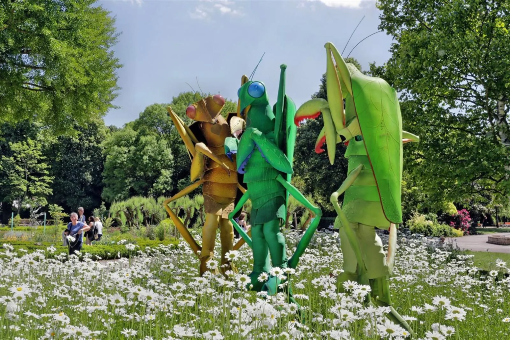 Les Mantes Religieuses - Echassiers en déambulation - Théâtre de rue - Sur Mesure Spectacles