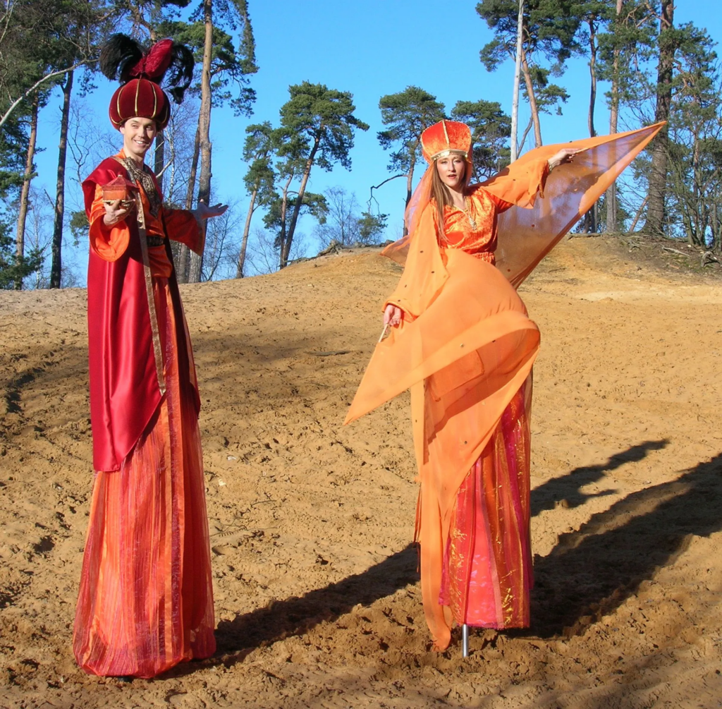L'orient - Echassiers en déambulation - Théâtre de rue - Sur Mesure Spectacles
