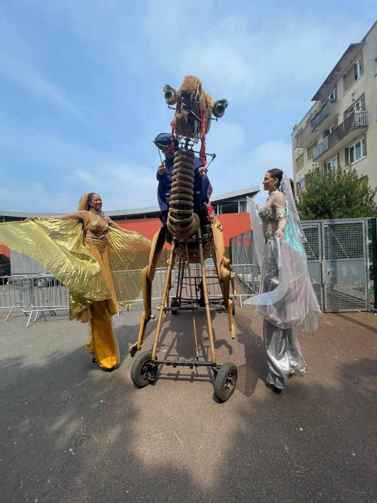 L'orient - Echassiers en déambulation - Théâtre de rue - Sur Mesure Spectacles