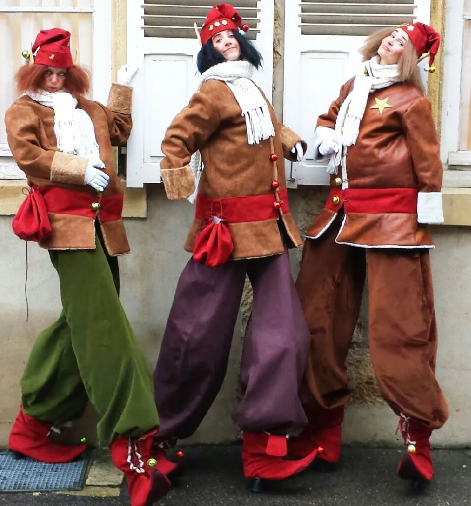 Déambulation sur échasses - échassiers lutins du Père Noël Sur Mesure Spectacles