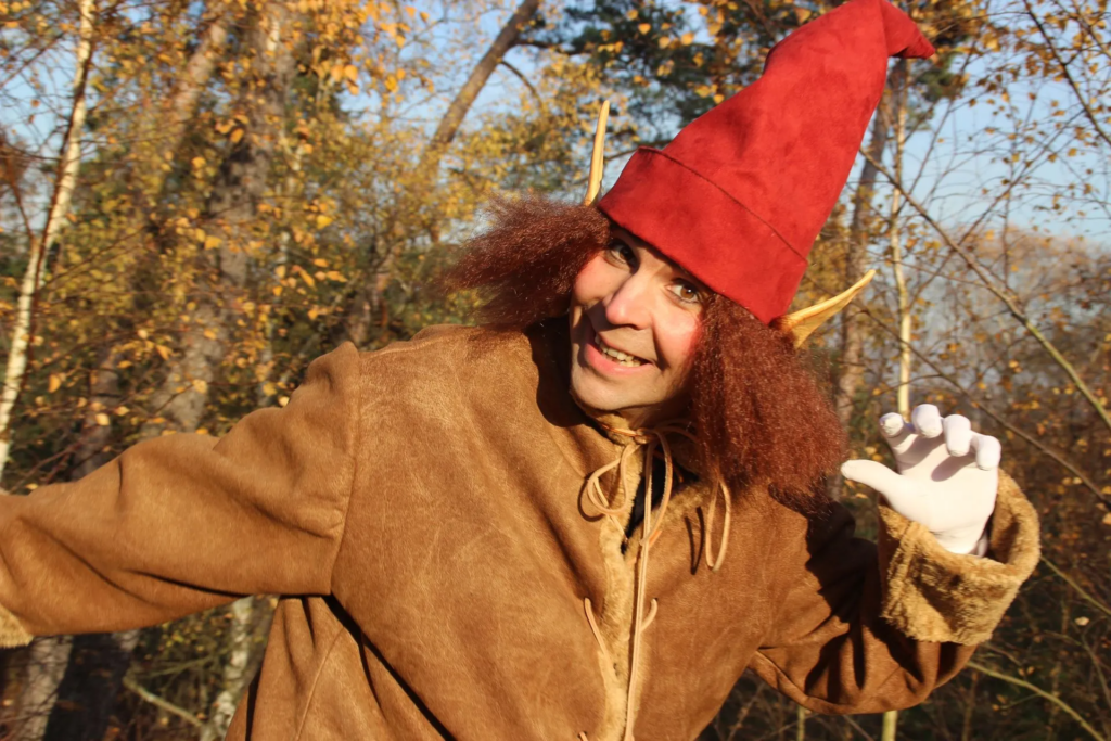 Déambulation sur échasses - échassiers lutins du Père Noël Sur Mesure Spectacles