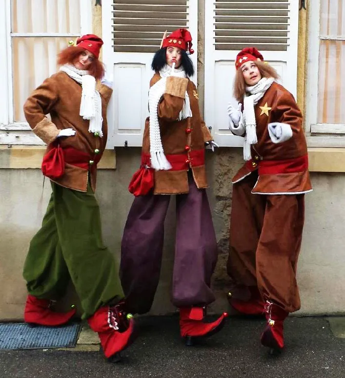 Déambulation sur échasses - échassiers lutins du Père Noël Sur Mesure Spectacles