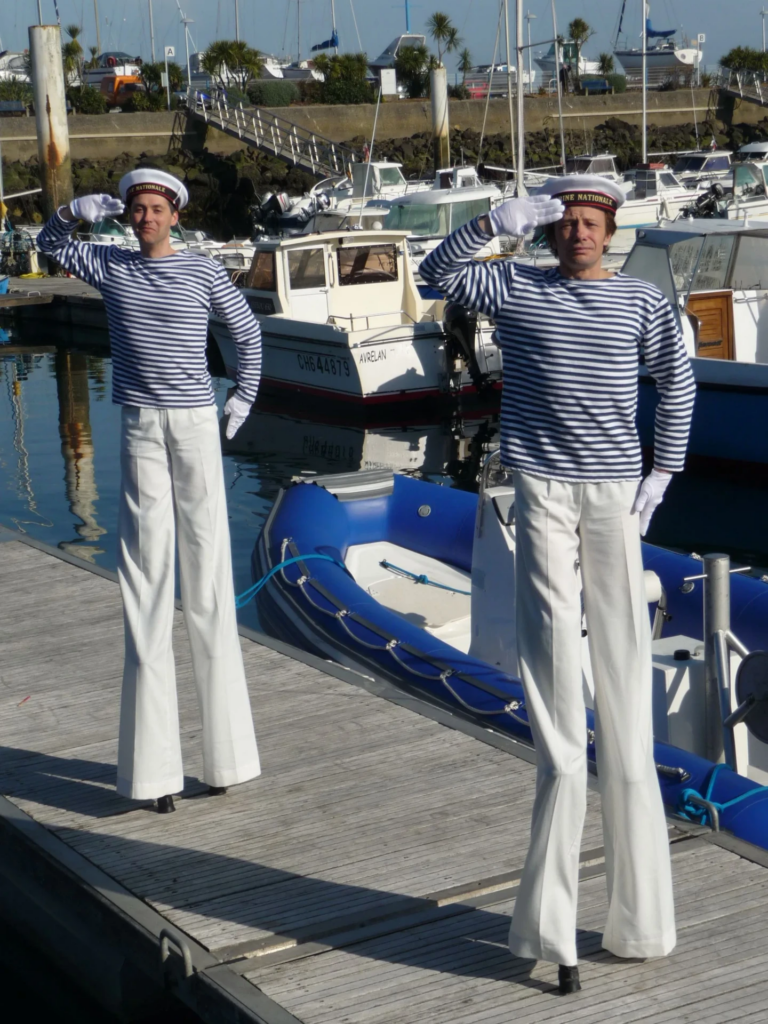 Les marins - Echassiers en déambulation - Théâtre de rue - Sur Mesure Spectacles