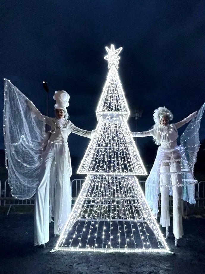 Echass'blanco - Dentelles d'écjass - Echassiers en déambulation - Théâtre de rue - Sur Mesure Spectacles