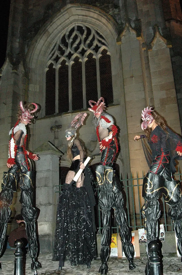 Diables Hautains - Echassiers en déambulation - Théâtre de rue - Sur Mesure Spectacles