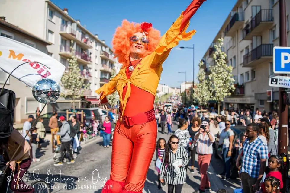 Disco mobile - Echassiers en déambulation - Théâtre de rue - Sur Mesure Spectacles