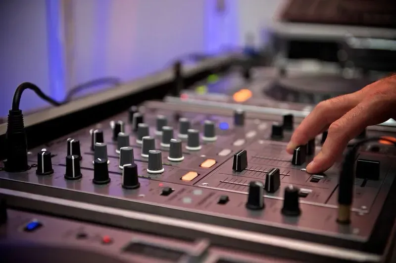 DJ, DJ Live et orchestres - Sur Mesure Spectacles