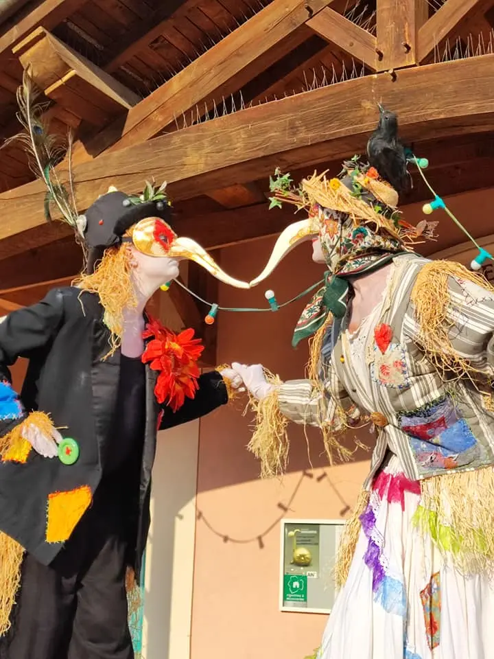 Echass’ Epouvantails - Echassiers en déambulation - Théâtre de rue - Sur Mesure Spectacles
