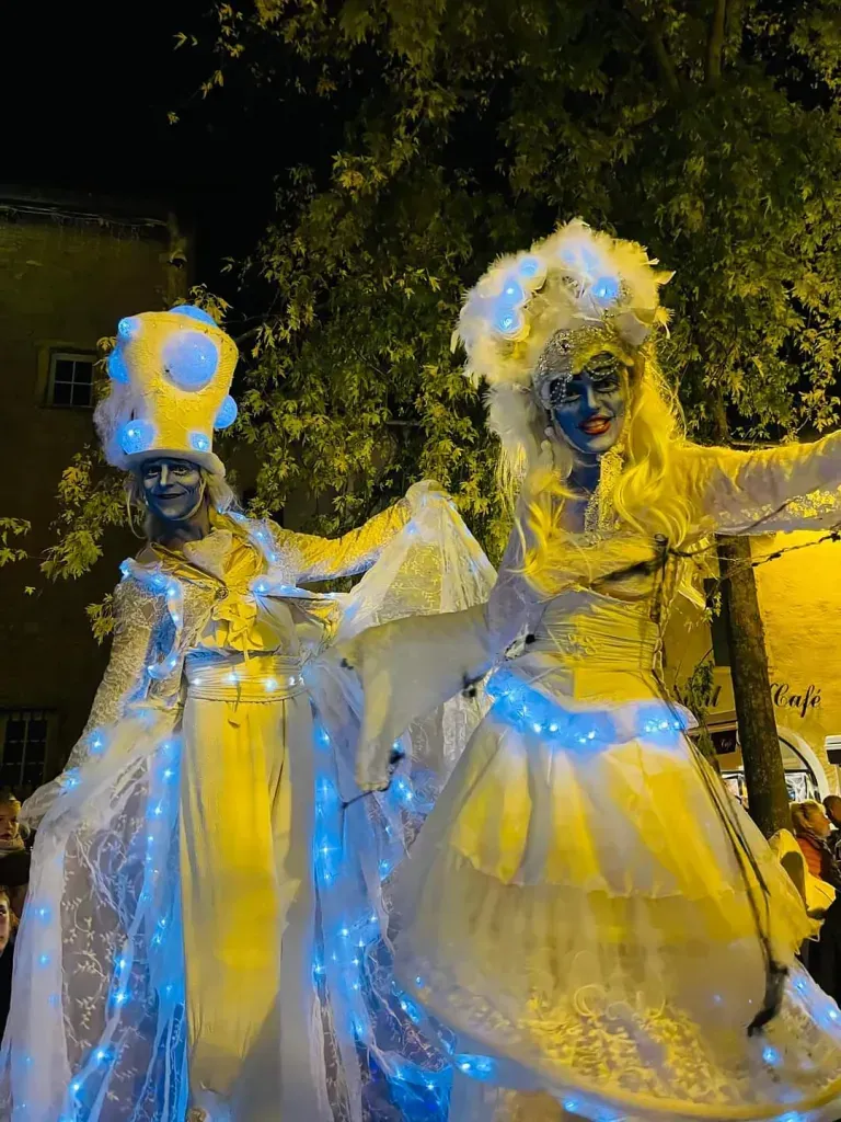 Echass' Spectrales - Echassiers en déambulation - Théâtre de rue - Sur Mesure Spectacles