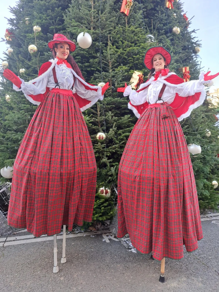 Les échassiers Christmas Show- Echassiers en déambulation - Théâtre de rue - Sur Mesure Spectacles