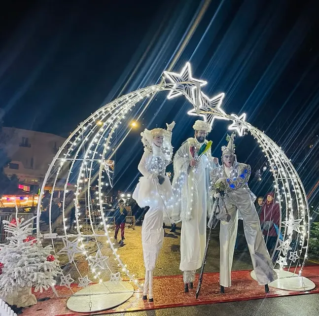 Les elfes de lumière - Echassiers en déambulation - Théâtre de rue - Sur Mesure Spectacles
