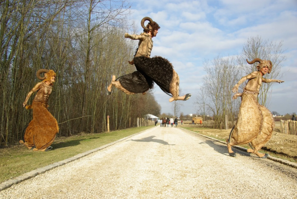 Les faunes - Echassiers en déambulation - Théâtre de rue - Sur Mesure Spectacles
