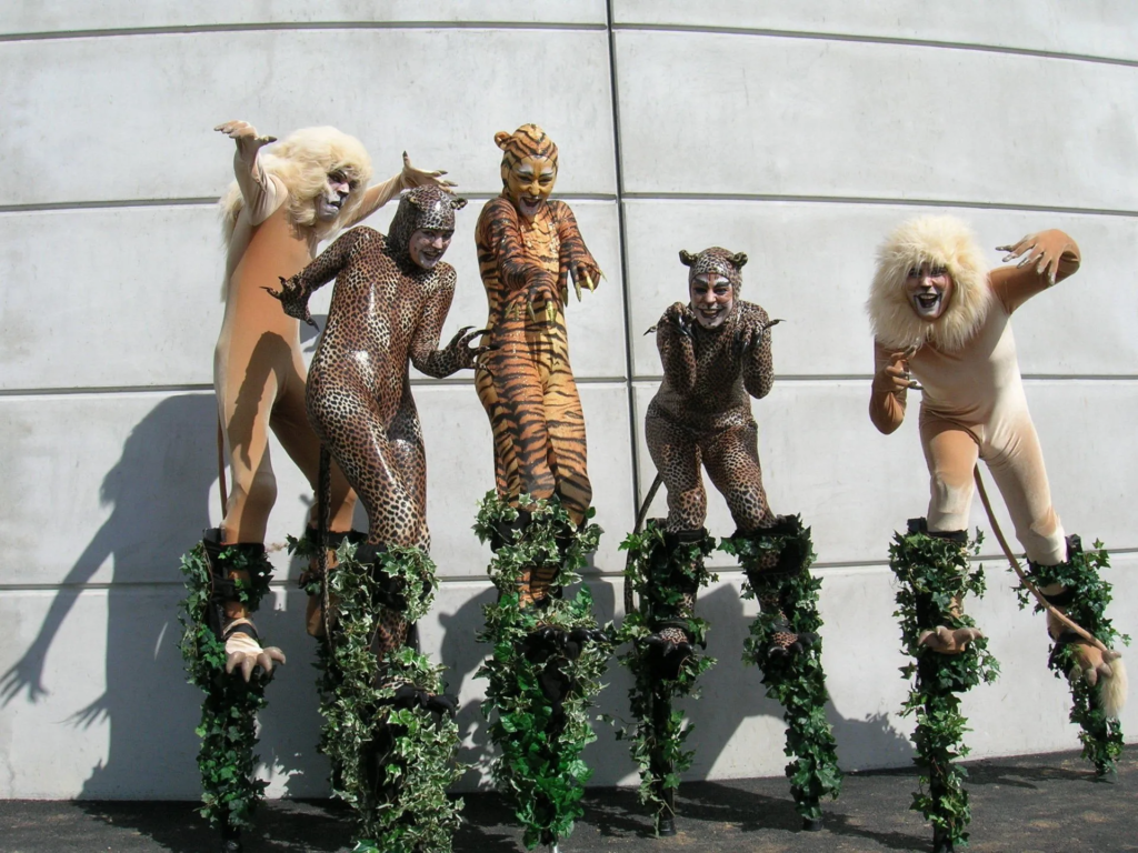 Les félins - Echassiers en déambulation - Théâtre de rue - Sur Mesure Spectacles