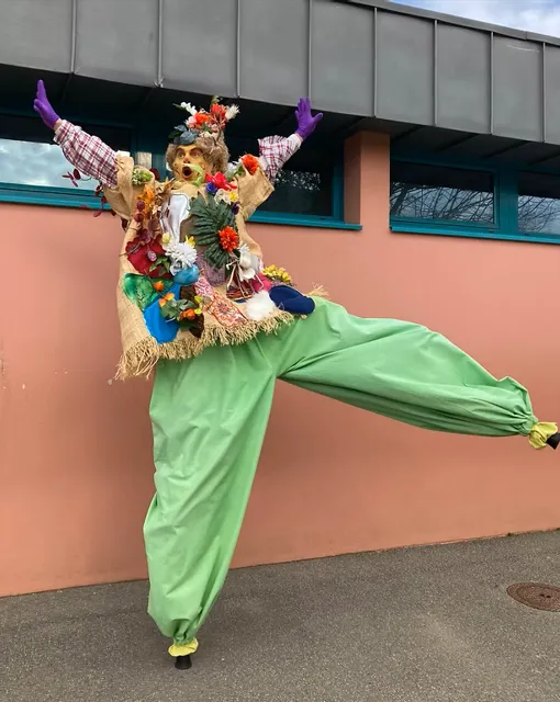 Fleurs Hippies - Echassiers en déambulation - Théâtre de rue - Sur Mesure Spectacles