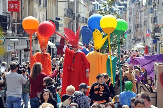 Les Géants de Couleurs - Echassiers en déambulation - Théâtre de rue - Sur Mesure Spectacles
