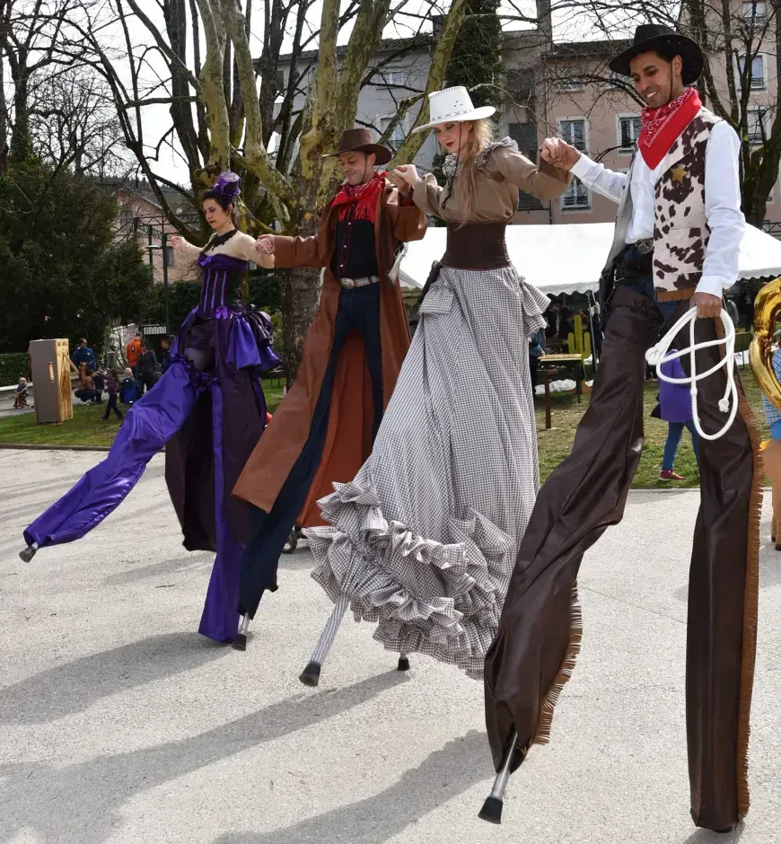 Les Géants de l'Ouest - Echassiers en déambulation - Théâtre de rue - Sur Mesure Spectacles
