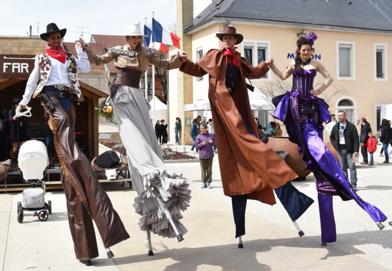 Les Géants de l'Ouest - Echassiers en déambulation - Théâtre de rue - Sur Mesure Spectacles