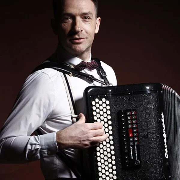 Josias Paris Guinguette -Accordéoniste - Sur Mesure Spectacles