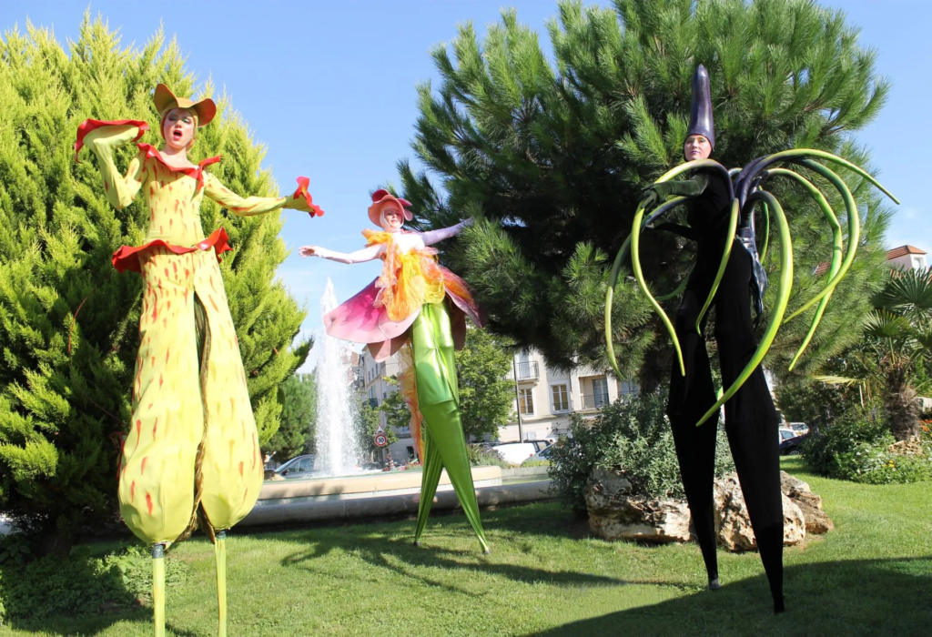 Les Jungle Sister's - Echassiers en déambulation - Théâtre de rue - Sur Mesure Spectacles
